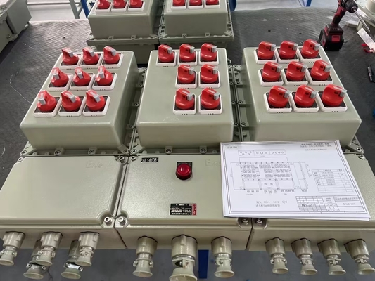 ATEX Patlama Karşıtı Kontrol İstasyonu 220/380VAC Çoklu Filme Boyutları G1/2"'den G2'ye Kadar Alev Kararsız Elektrikli Kontrol Kutusu