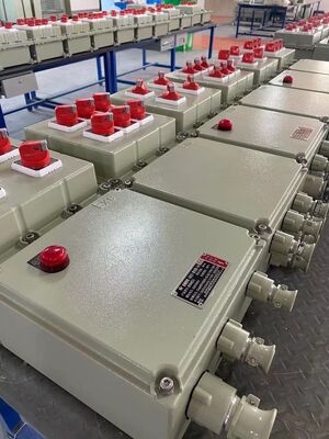 Tehlike Arz Eden Endüstriyel Ortamlarda Koruma Sağlayan Duvar Montajlı Patlamaya Dayanıklı Terminal Kutusu IP66 Su Geçirmez Elektrik Muhafazası