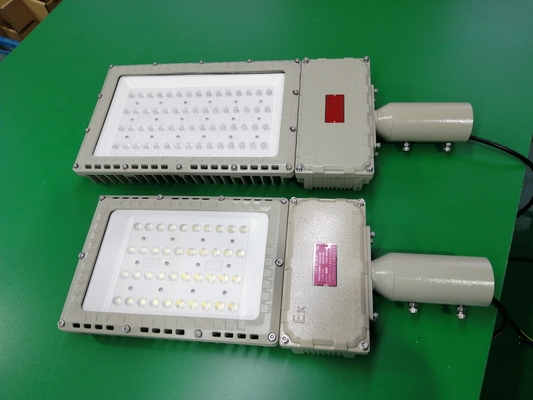 Açık hava patlama geçirmez güneş sokak lambası Ip66 100w 200w LED sel ışığı verimliliği 130lm/w Beş yıllık garanti ile