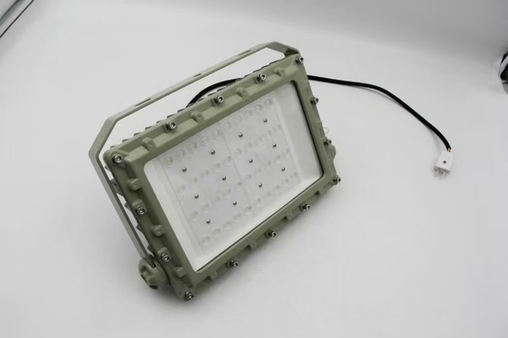 AC100-277V voltaj 50w ve IP66 koruma düzeyi patlamaya dayanıklı petrol gazı ve endüstriyel alanlar için LED sel ışığı