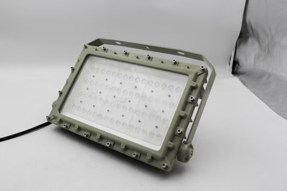 AC100-277V voltaj 50w ve IP66 koruma düzeyi patlamaya dayanıklı petrol gazı ve endüstriyel alanlar için LED sel ışığı