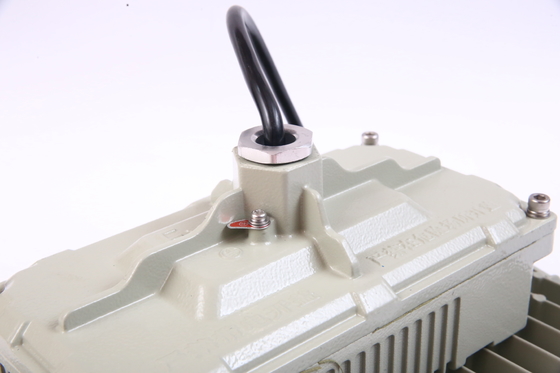 AC100-277V voltaj 50w ve IP66 koruma düzeyi patlamaya dayanıklı petrol gazı ve endüstriyel alanlar için LED sel ışığı