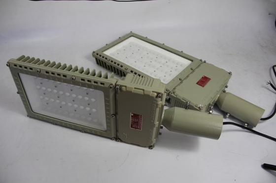 100W 130lm/W Patlama Dayanıklı Sel Fenerleri Açık hava su geçirmez yüksek sertlik büyük ölçekli operasyon işyerleri aydınlatması