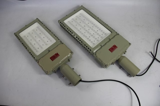 100W 130lm/W Patlama Dayanıklı Sel Fenerleri Açık hava su geçirmez yüksek sertlik büyük ölçekli operasyon işyerleri aydınlatması