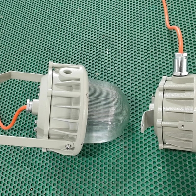 100-277VAC Rated Voltage Yüksek Parlaklık IP66 Tehlikeli Yer Aydınlatması
