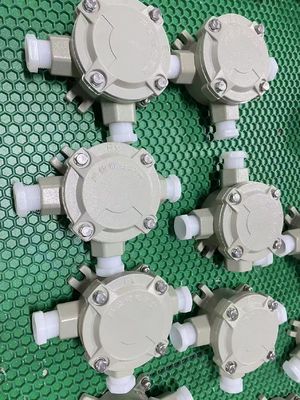 ATEX Patlamaya Dayanıklı Sta/Alüminyum Su Geçirmez Çoklu Arayüzlü Klemens Kutusu (Artırılmış Güvenlik) IP66
