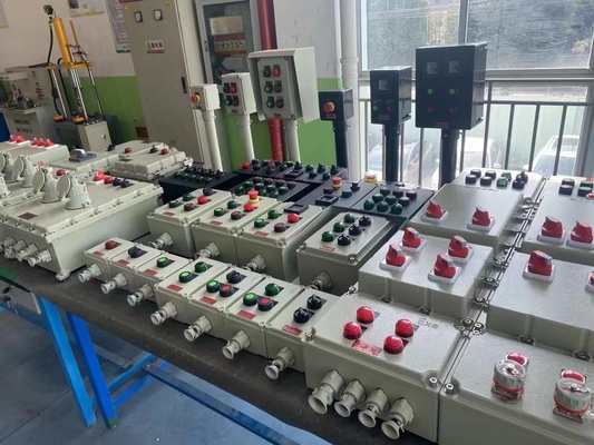 Patlama geçirmez alüminyum kontrol panelleri IP66 ATEX sertifikası ile değerli akım ≤ 225A