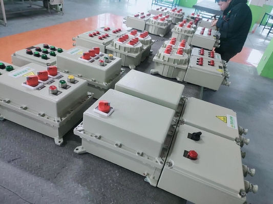 Yangın geçirmez elektrik paneli Patlama Kanıtlı Kontrol Paneli IP66 Dikey Toz Kanıtlı Asılı Montaj