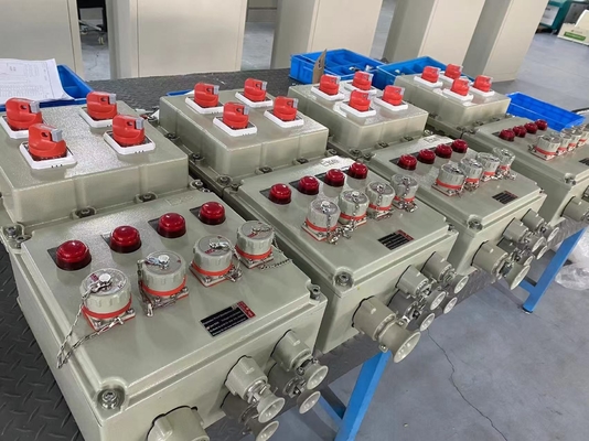 Endüstriyel koruma için toz kaplı dikey montajlı alev geçirmez elektrikli kontrol panelleri