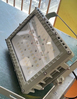 Su geçirmez 240W Açık hava patlama geçirmez LED sel ışığı IP66 ATEX IECEx Tehlikeli alanlar için endüstriyel aydınlatma