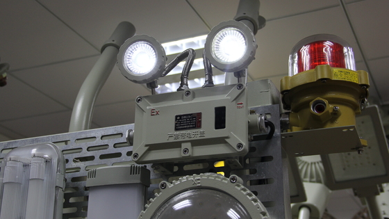 Patlama geçirmez LED acil durum ışığı 2x3W, 90lm/W, tehlikeli alanlar için IP66 yangına dayanıklı