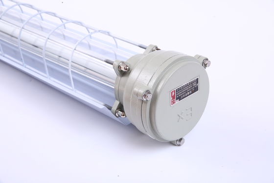 Tehlikeli Alanlar İçin Petrol ve Gaz Kimyasal Tesisler Madencilik Deniz Tesisleri Patlamaya Dayanıklı Doğrusal LED Işık Endüstriyel Sınıf IP66 Aydınlatma Enerji verimli tasarım azaltır Dayanıklı 0.6/1.2m ATEX/IECEx/CNEX