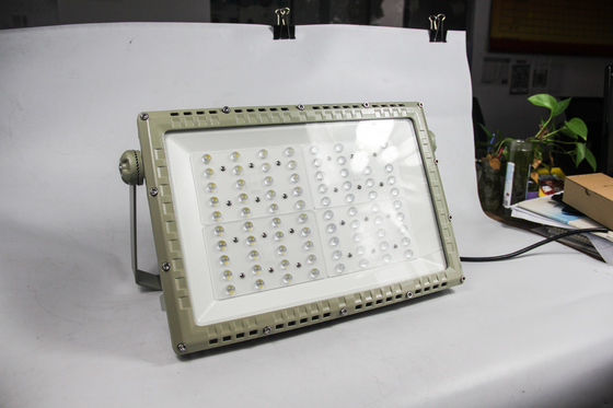 Patlama Dayanıklı LED Yol Işığı 250W. ATEX CNEX 1 Bölge 2 Tehlikeli Uygulamalar için Sertifikalı.