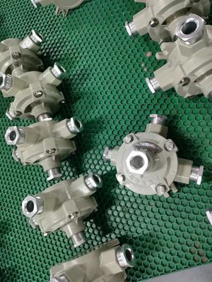 IP66 döküm alüminyum su geçirmez 220V / 380VAC 1-5Way Patlama Kanıtlı Çapraz Kutusu Depo Endüstrisi Tehlikeli Bölge için