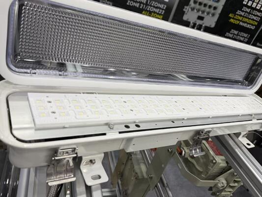 Alev geçirmez Lineer Armatür IP66 WF2 Hava Koşullarına Dayanıklılık Standardı, Ex Tb IIIC T80°C Db İşaretli Kimyasal Kompleks Alanlar İçin Aydınlatma